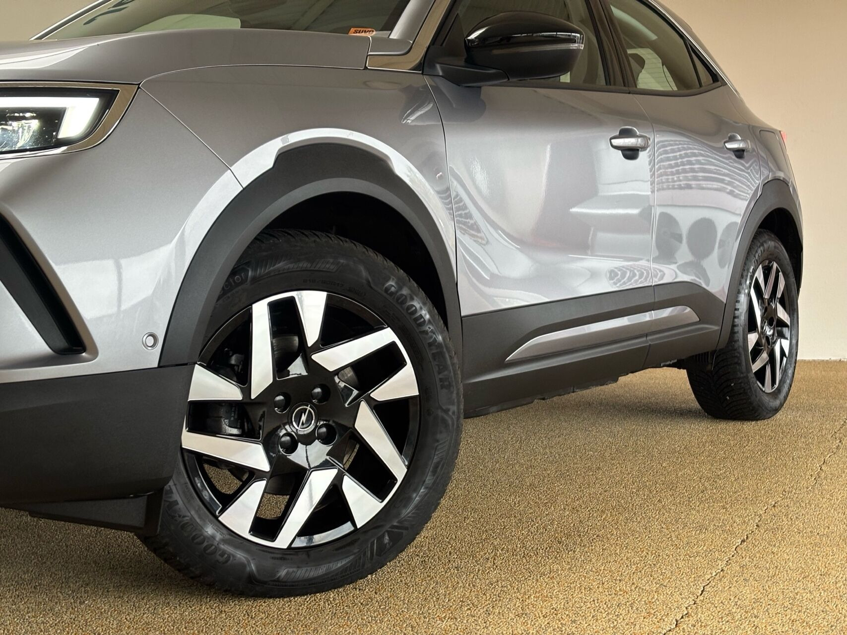 Grå Opel Mokka-e fra 2023