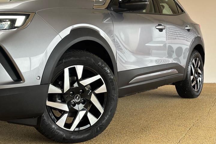 Grå Opel Mokka-e fra 2023