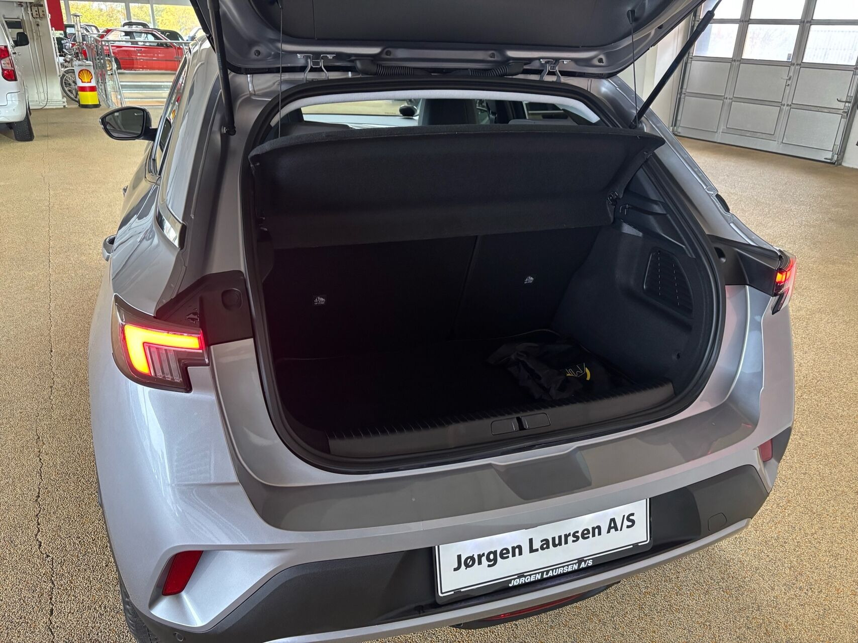 Grå Opel Mokka-e fra 2023