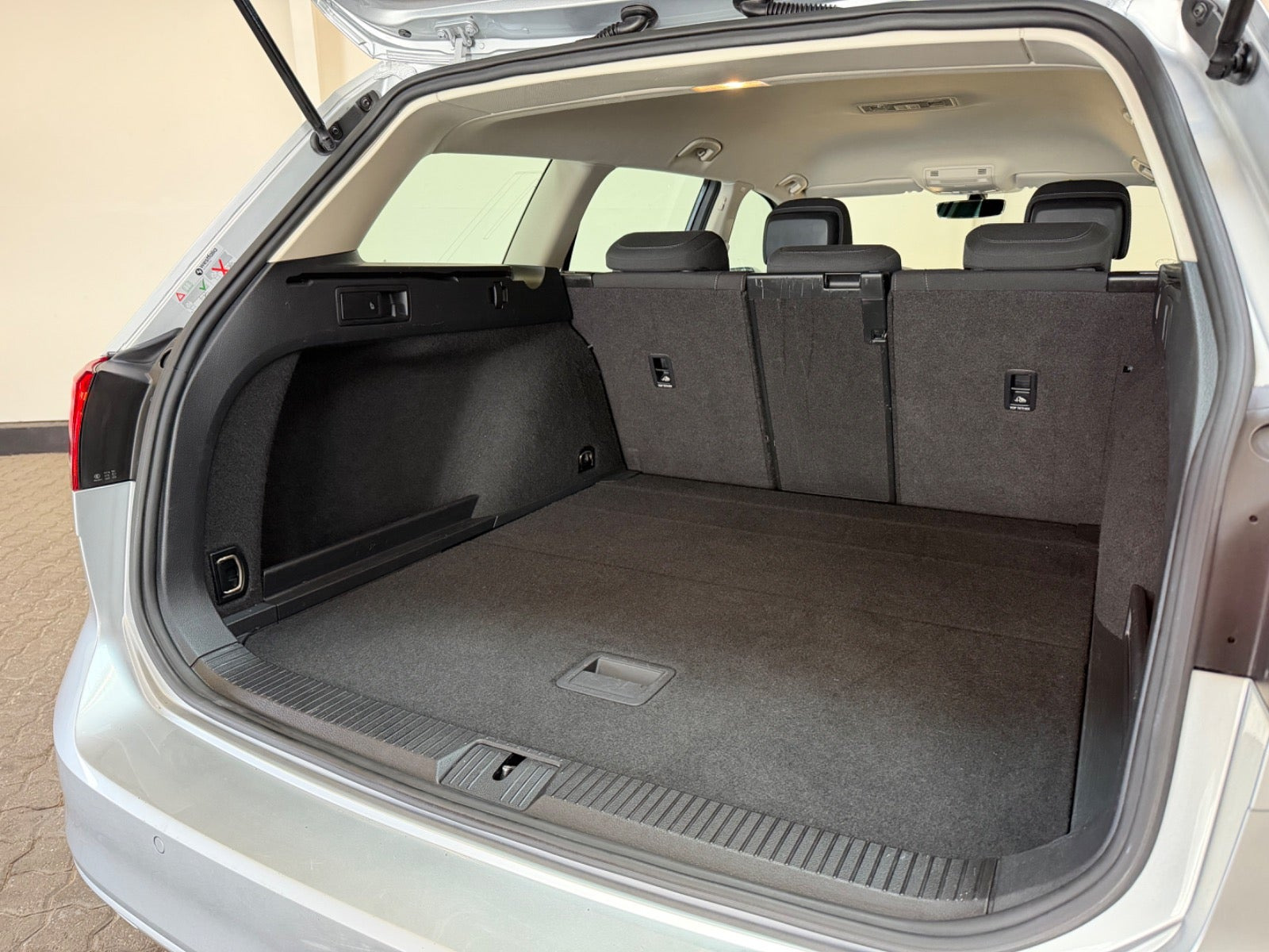 Sølv VW Passat fra 2017