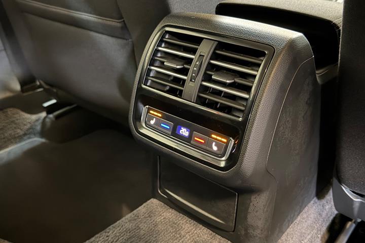 Sølv VW Passat fra 2017