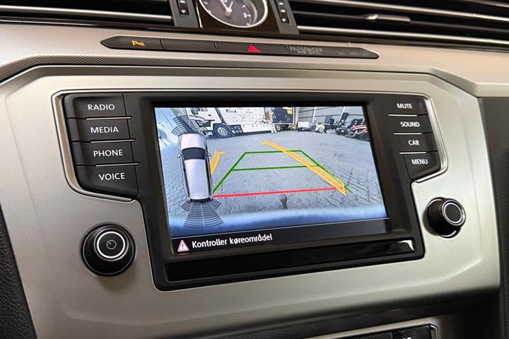 Sølv VW Passat fra 2017