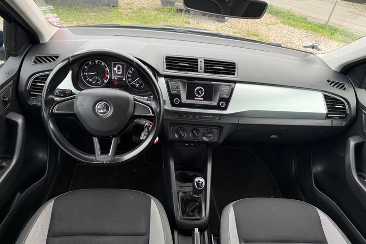 Blå Skoda Fabia fra 2016