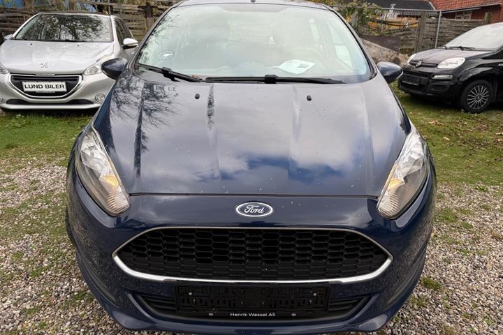 Blå Ford Fiesta fra 2016