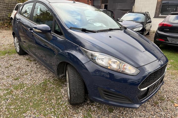 Blå Ford Fiesta fra 2016