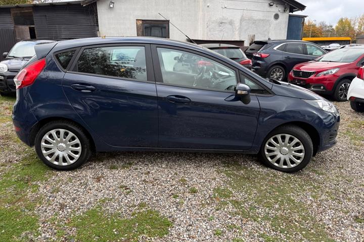 Blå Ford Fiesta fra 2016