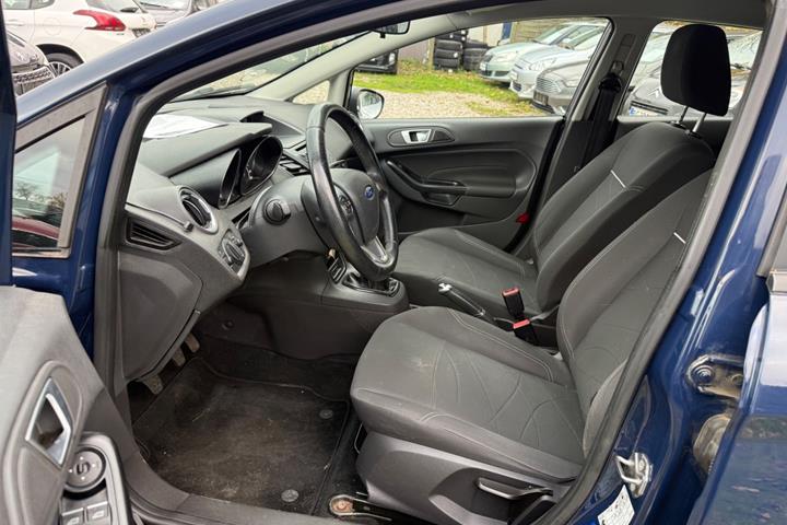 Blå Ford Fiesta fra 2016