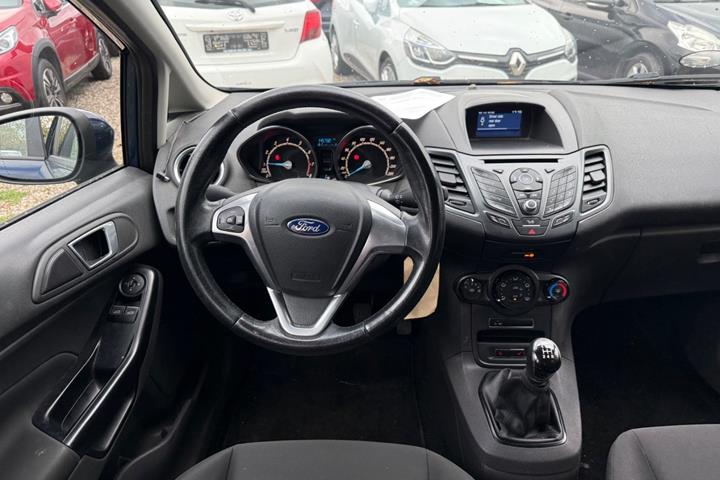 Blå Ford Fiesta fra 2016
