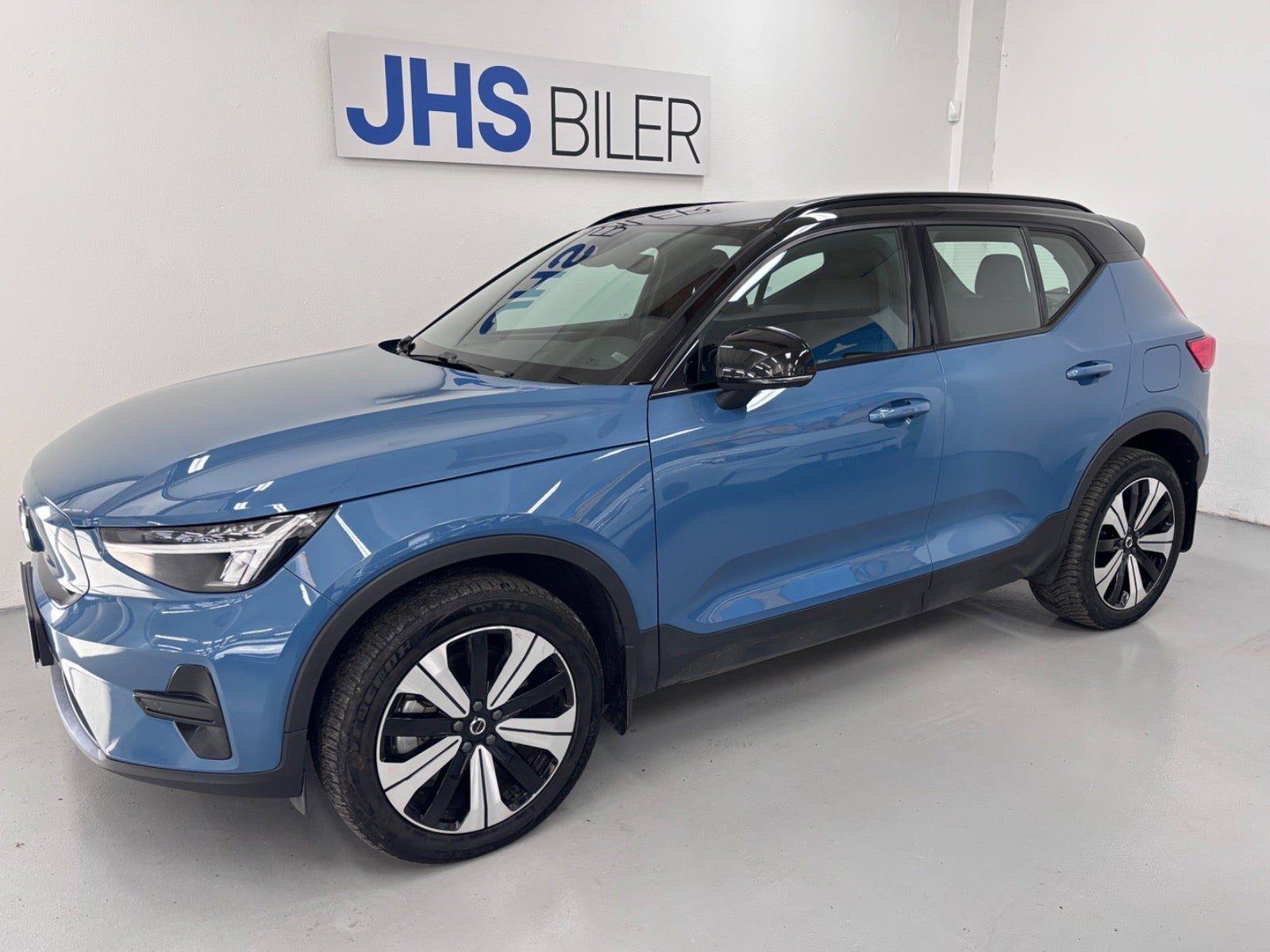 Blå Volvo XC40 fra 2023
