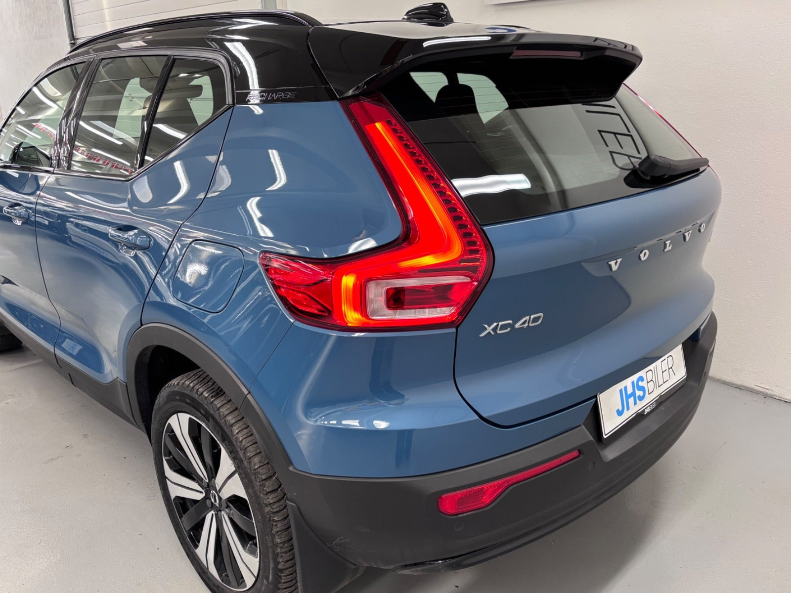 Blå Volvo XC40 fra 2023
