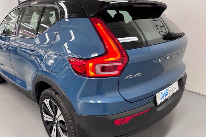 Blå Volvo XC40 fra 2023