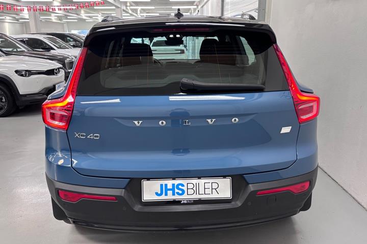 Blå Volvo XC40 fra 2023