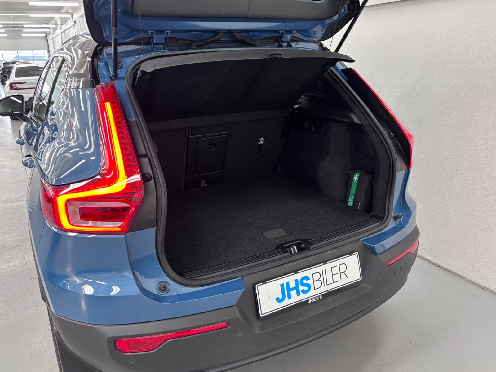 Blå Volvo XC40 fra 2023