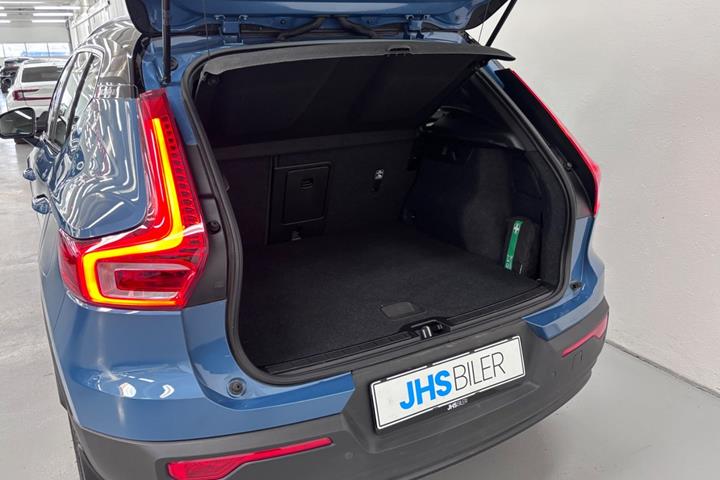 Blå Volvo XC40 fra 2023