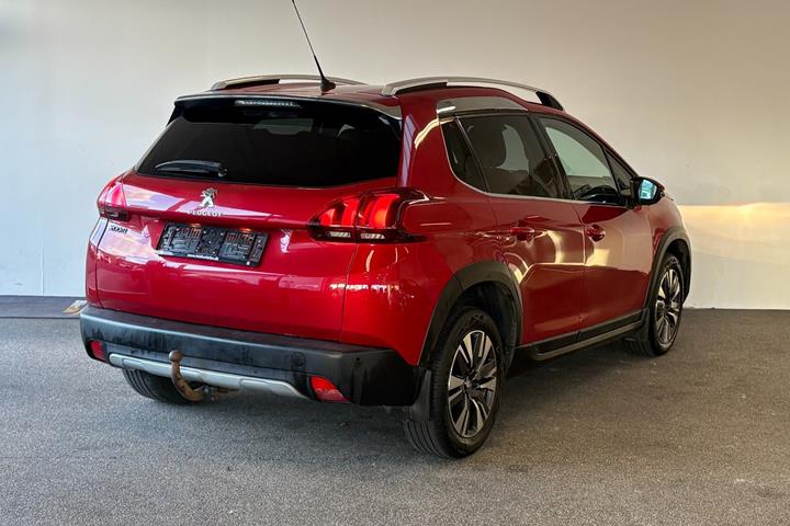 Rød Peugeot 2008 fra 2017