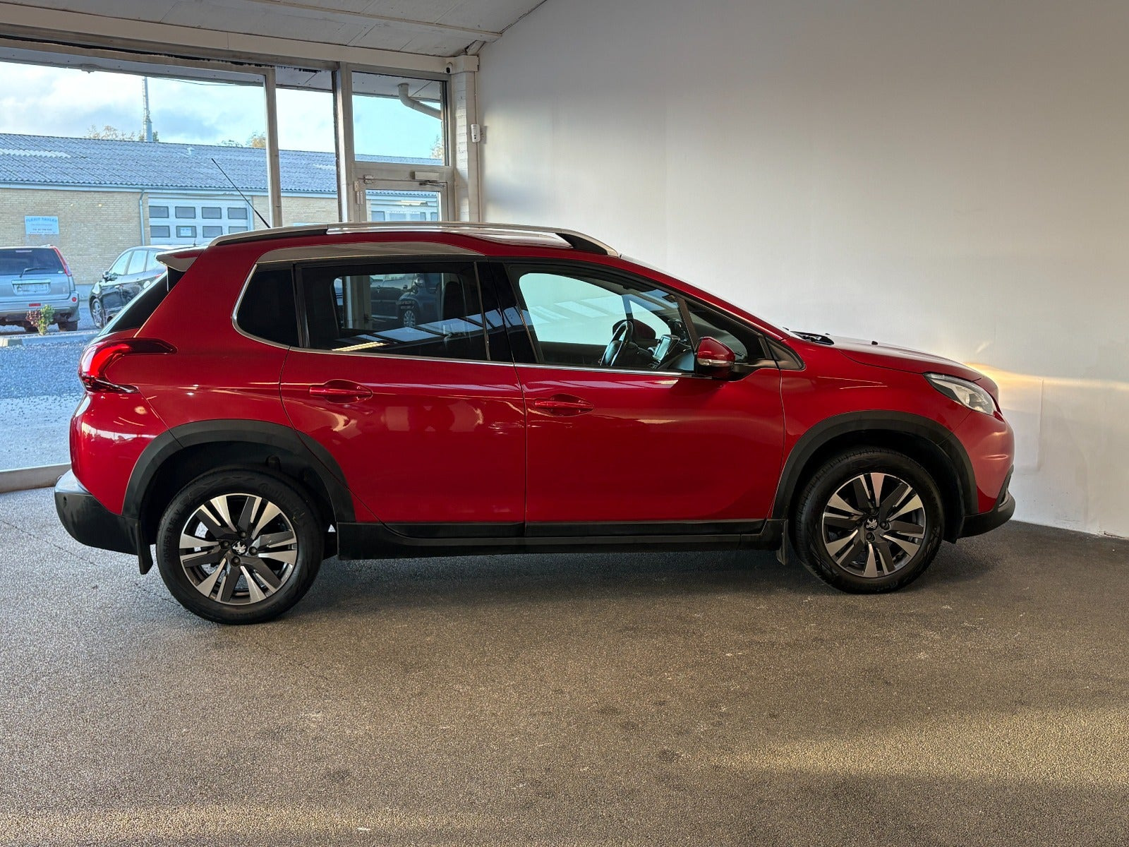 Rød Peugeot 2008 fra 2017