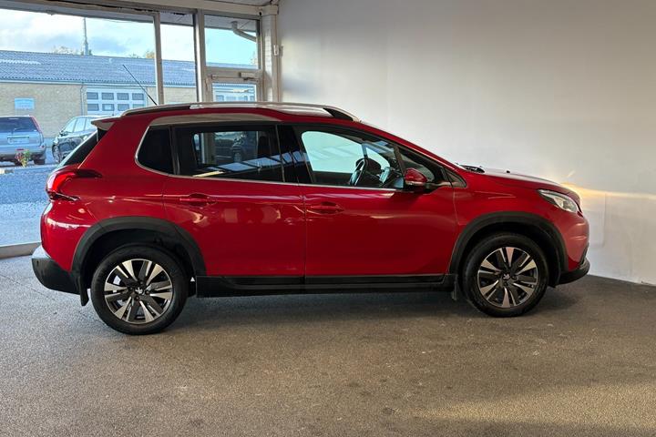 Rød Peugeot 2008 fra 2017