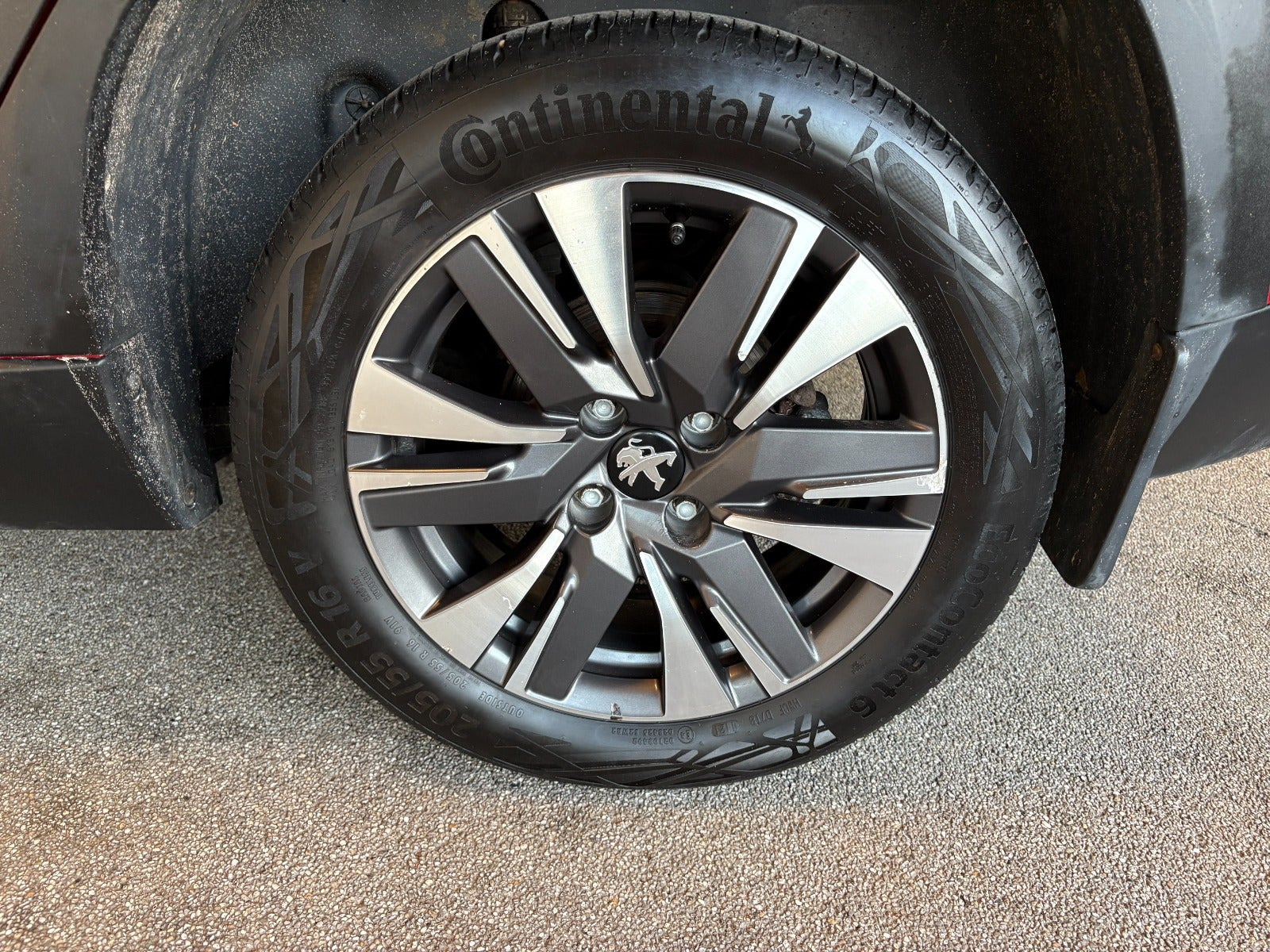 Rød Peugeot 2008 fra 2017