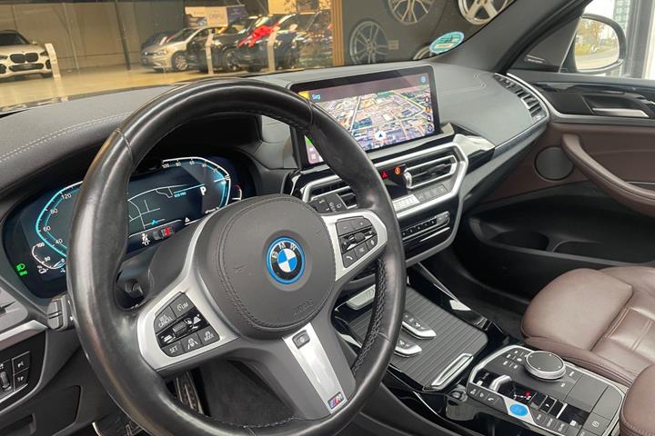 Grå BMW iX3 fra 2023