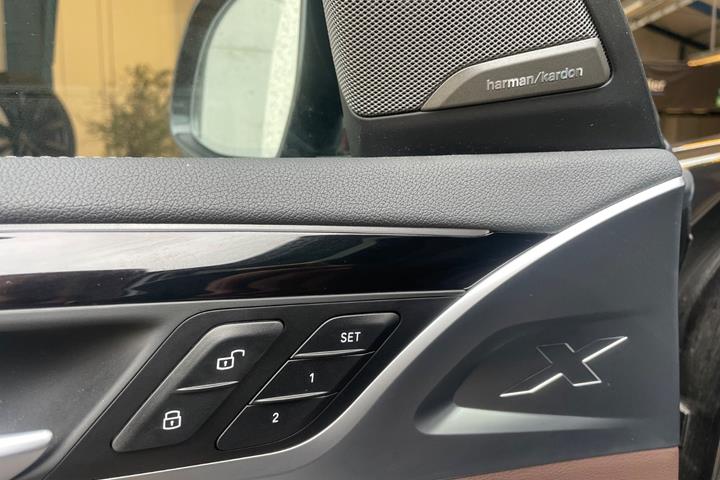 Grå BMW iX3 fra 2023