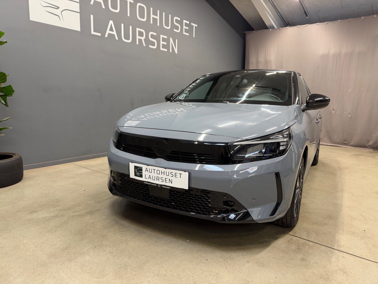 Grå Opel Corsa-e fra 2024