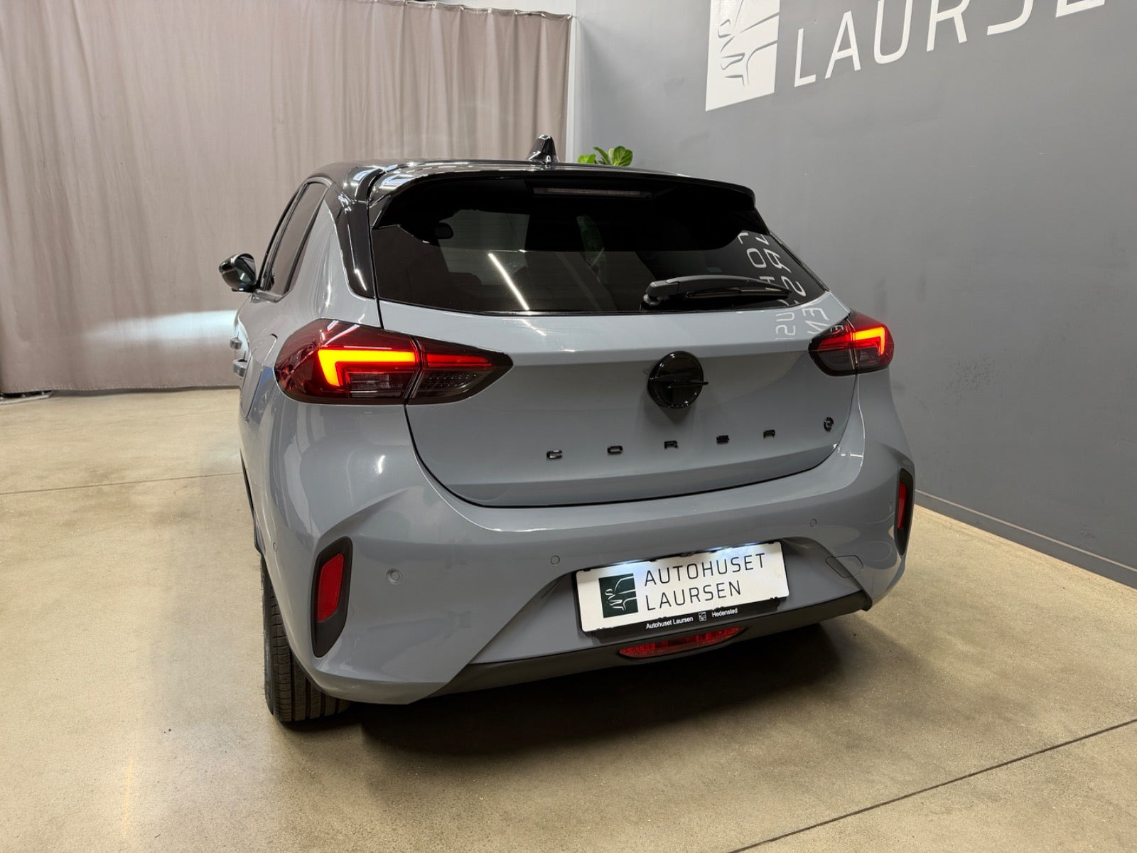 Grå Opel Corsa-e fra 2024