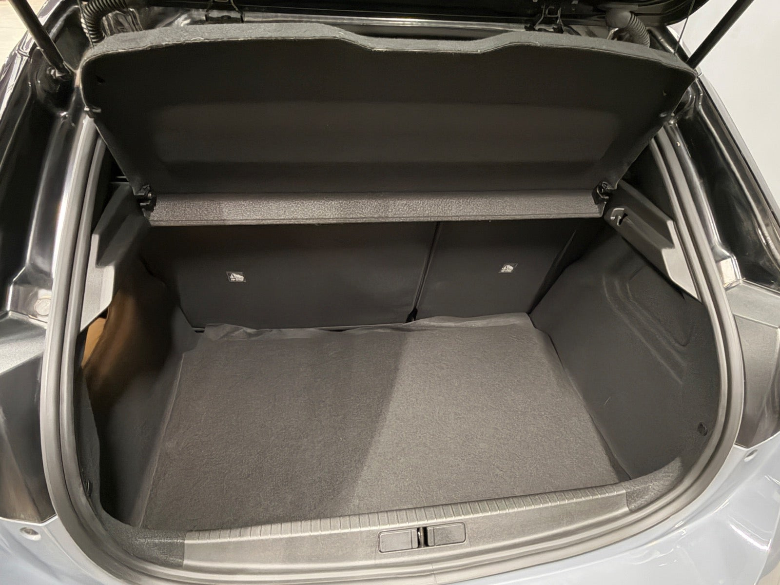 Grå Opel Corsa-e fra 2024