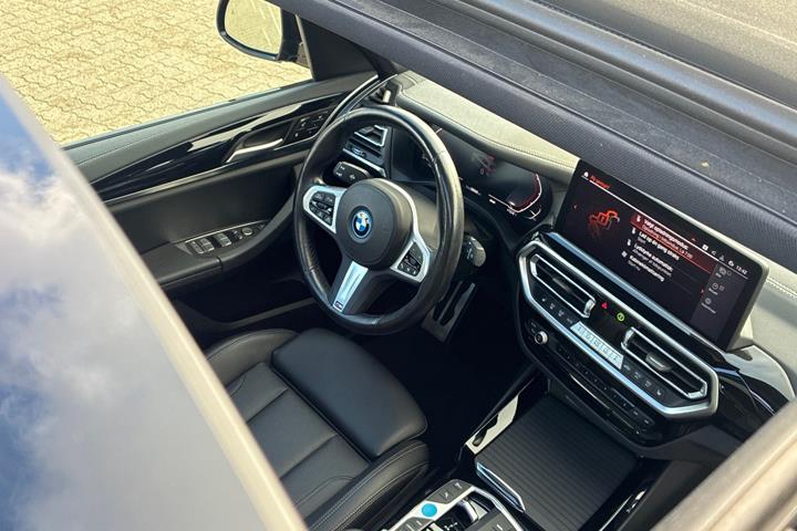 Blå BMW iX3 fra 2024