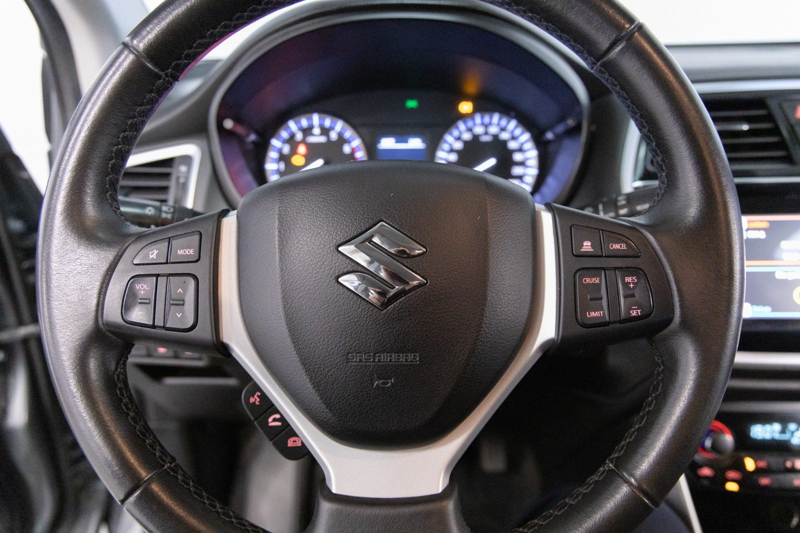 Sølv Suzuki S-Cross fra 2018