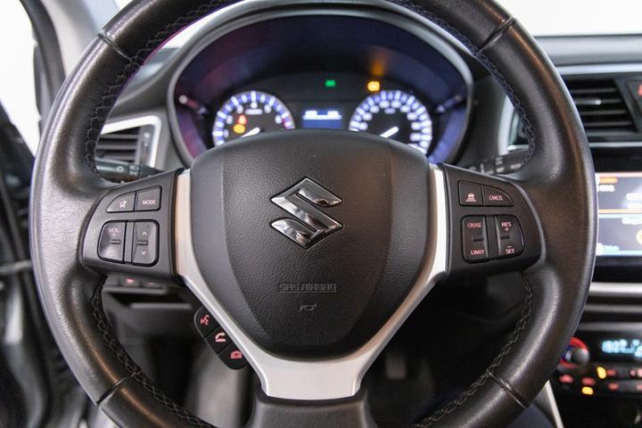 Sølv Suzuki S-Cross fra 2018