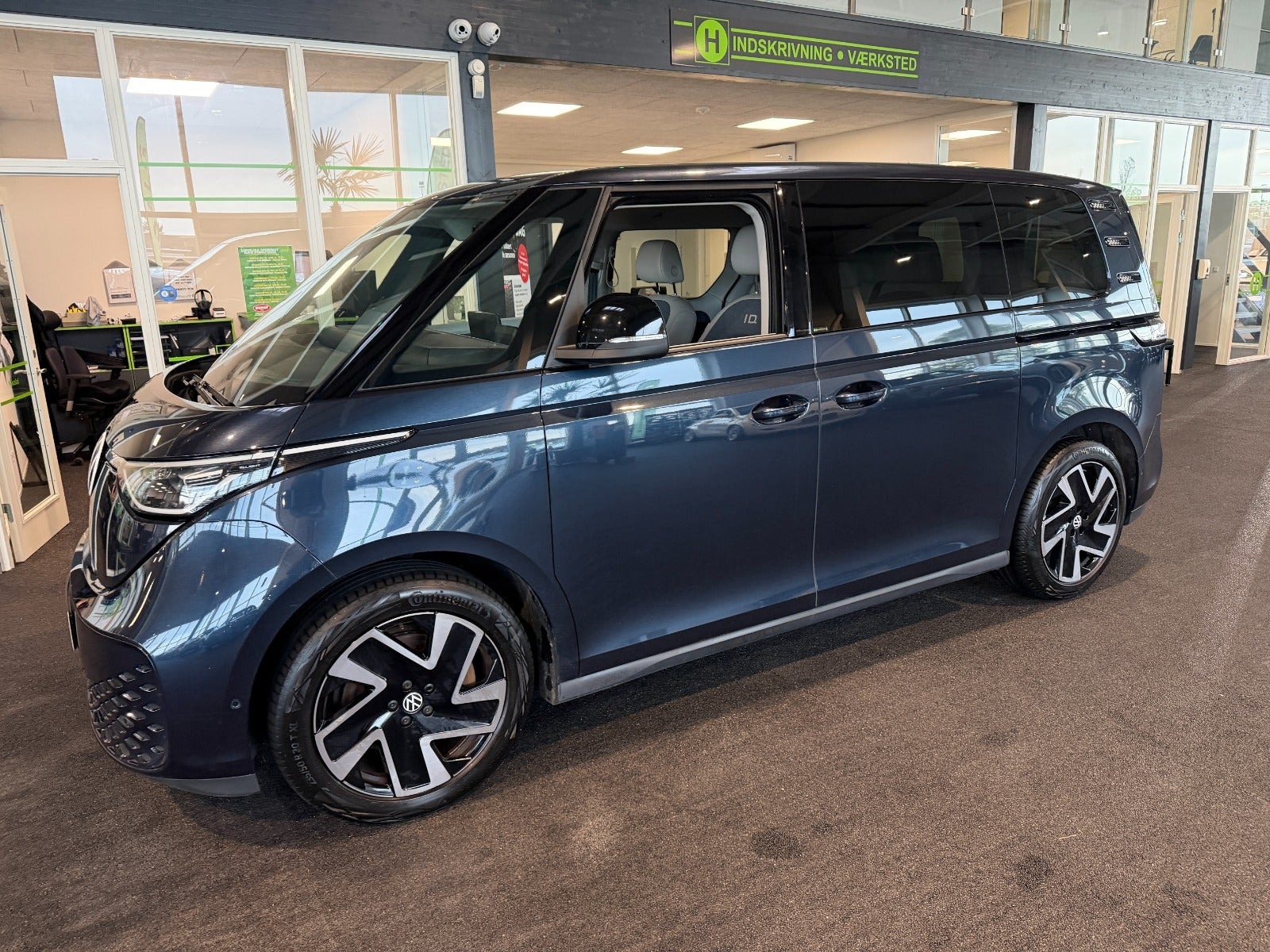 Blå VW ID.Buzz fra 2023