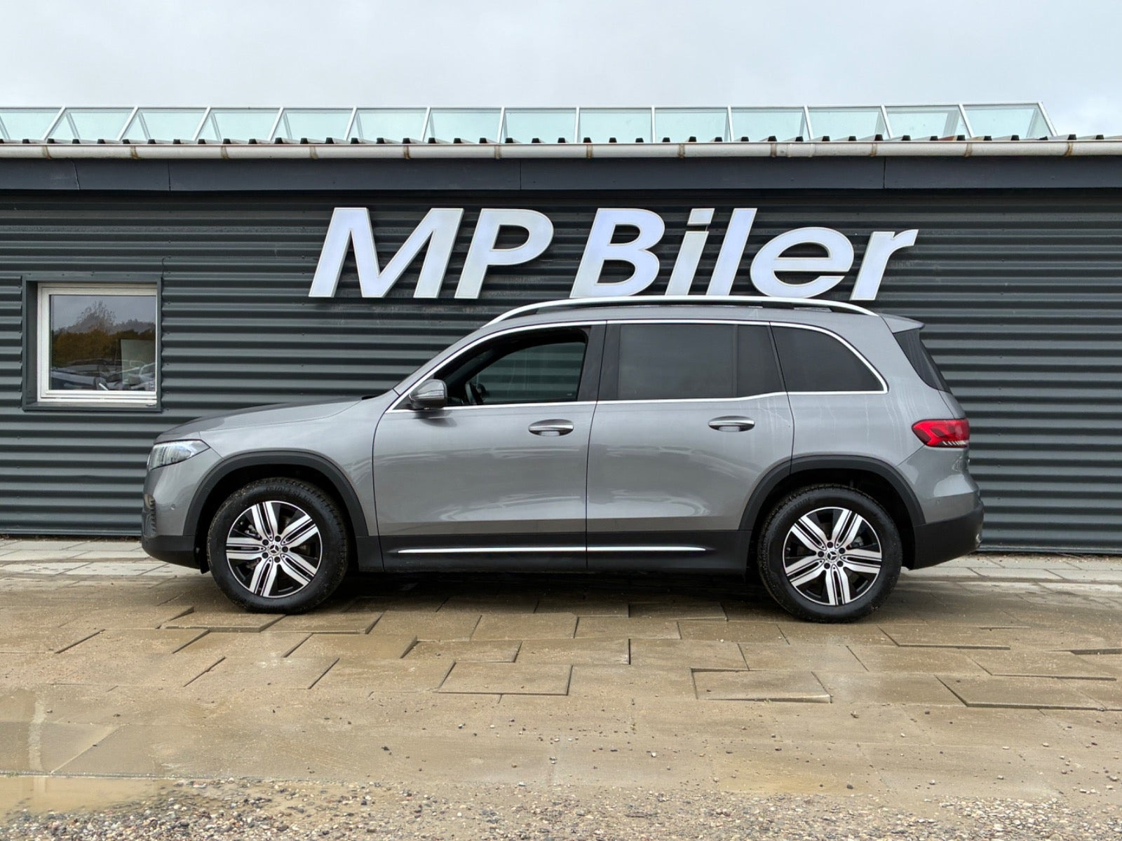 Grå Mercedes EQB250 fra 2023