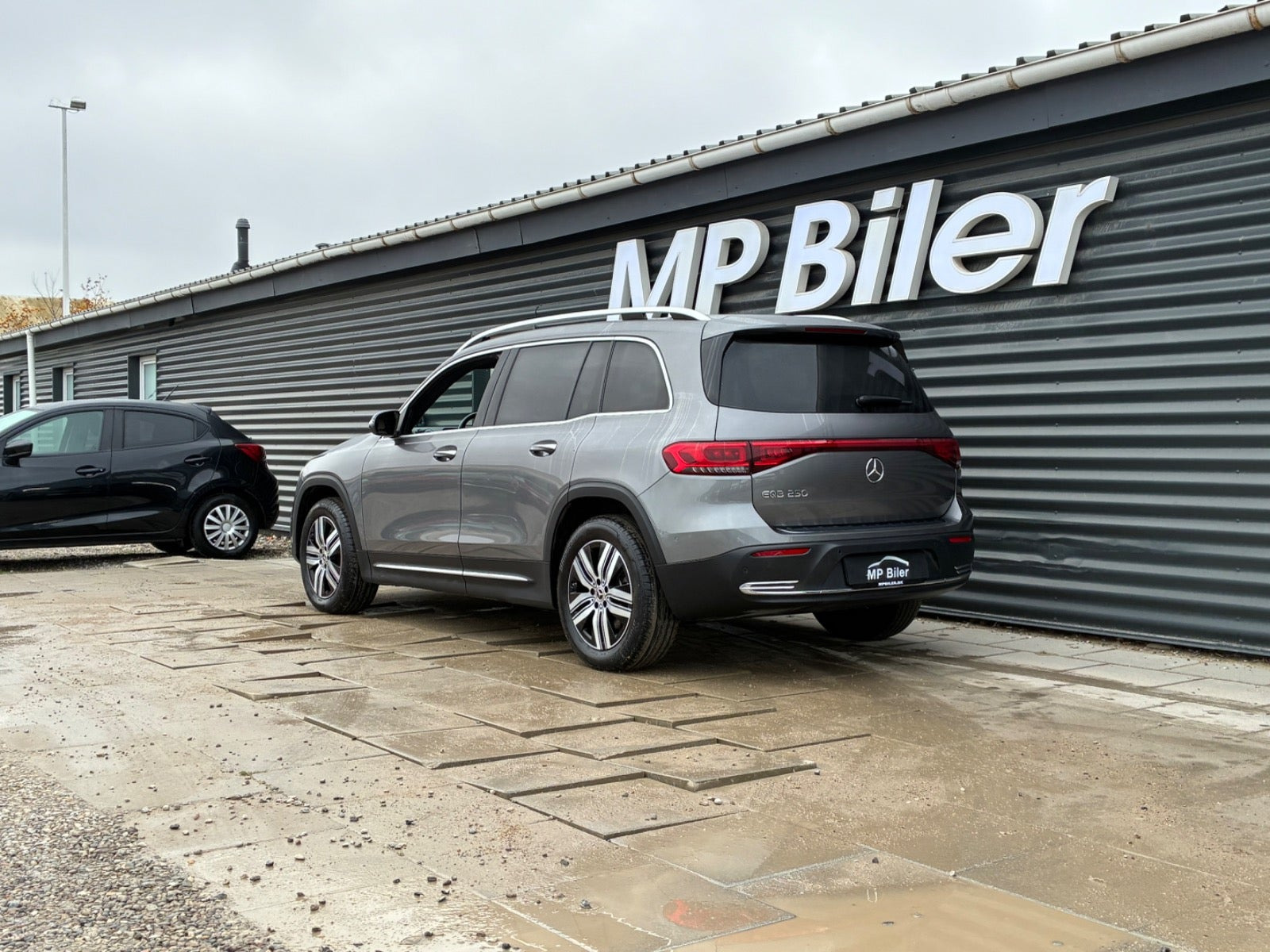 Grå Mercedes EQB250 fra 2023