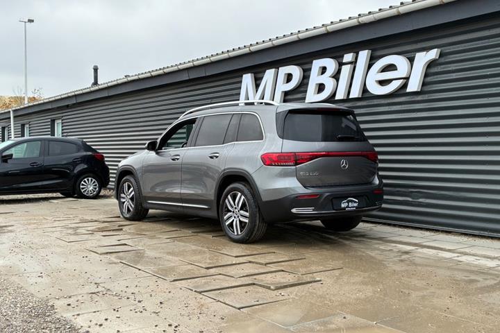 Grå Mercedes EQB250 fra 2023