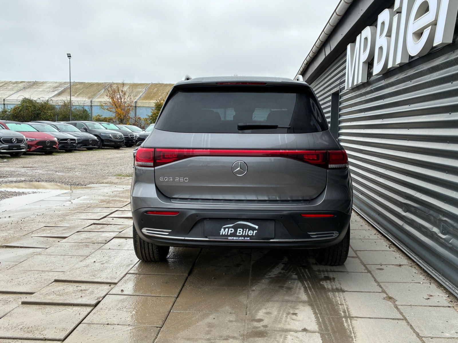 Grå Mercedes EQB250 fra 2023
