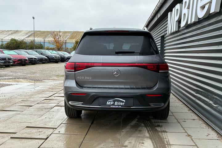 Grå Mercedes EQB250 fra 2023