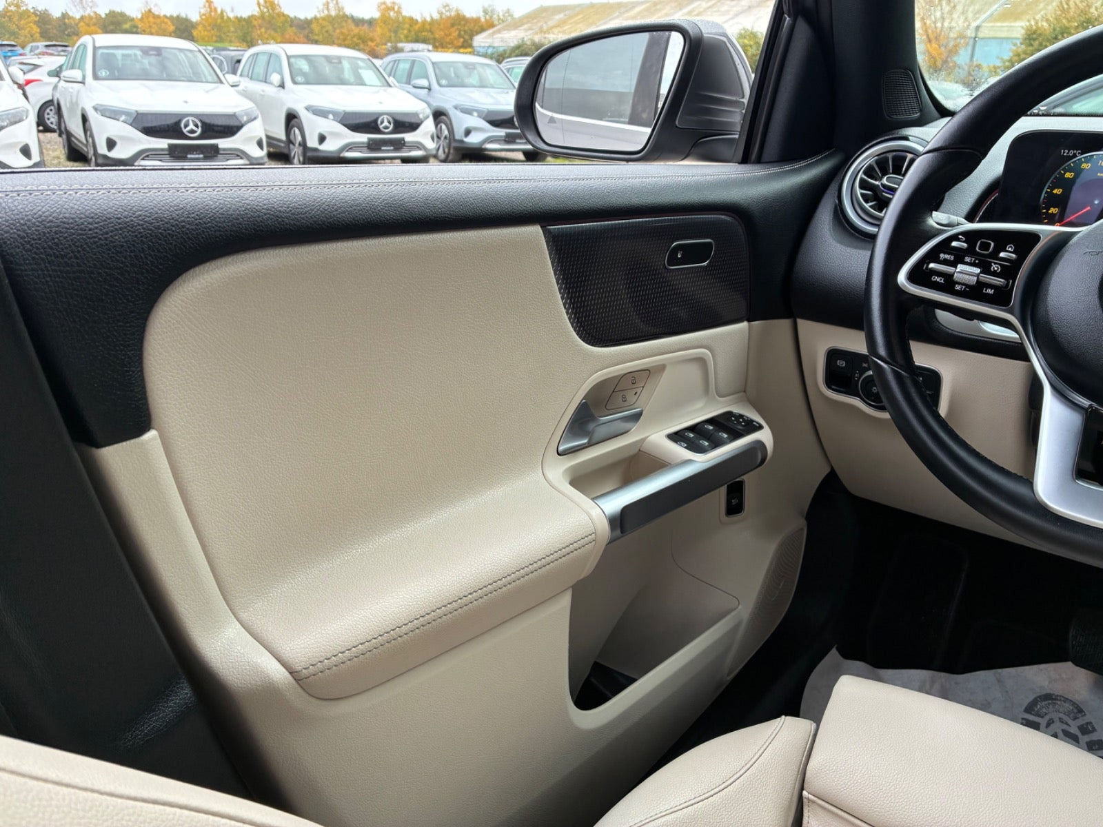 Grå Mercedes EQB250 fra 2023