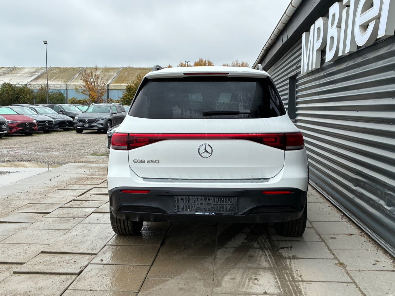 Hvid Mercedes EQB250 fra 2024