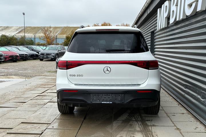 Hvid Mercedes EQB250 fra 2024