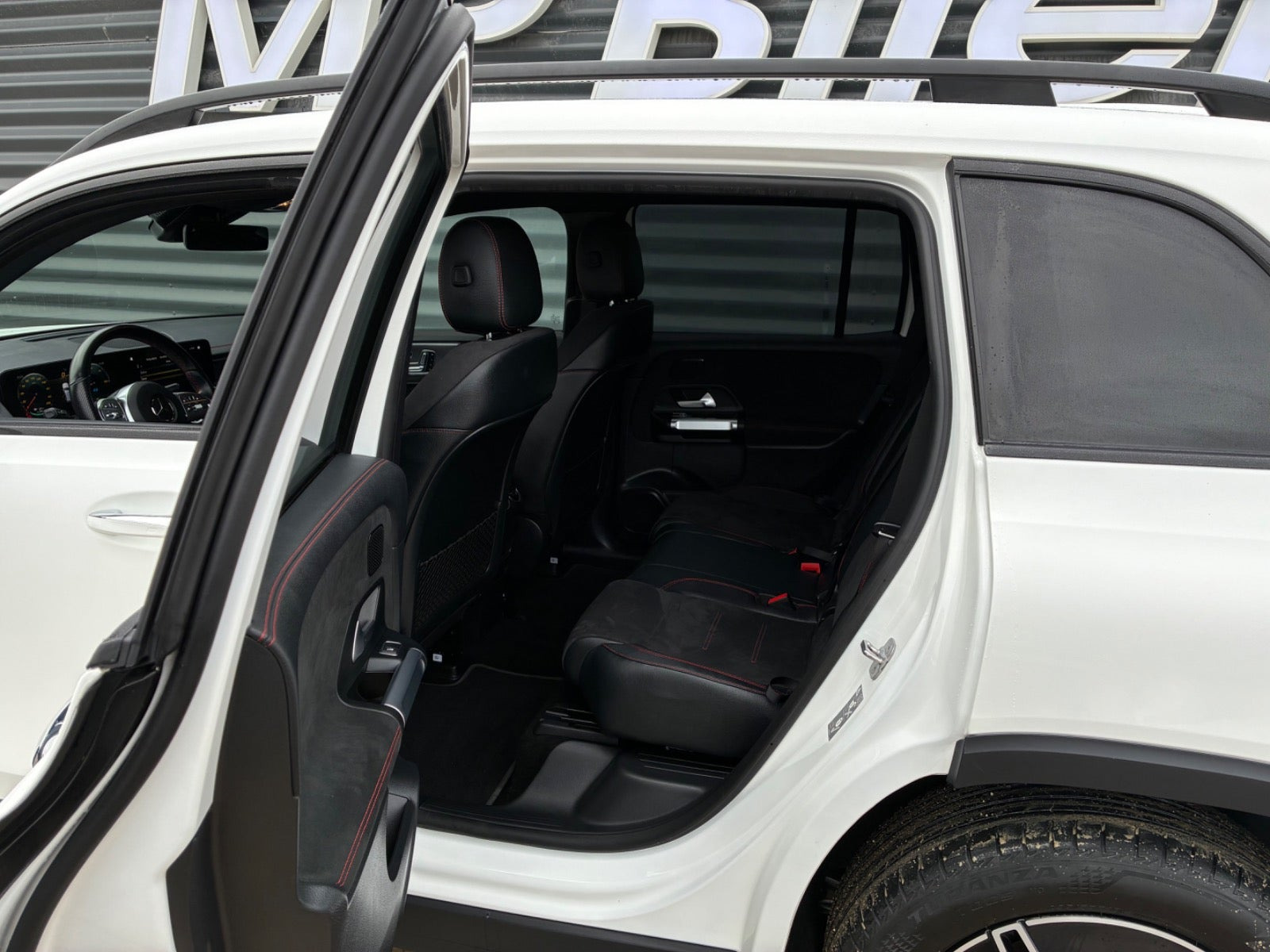 Hvid Mercedes EQB250 fra 2024