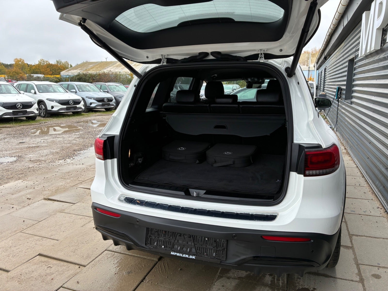 Hvid Mercedes EQB250 fra 2024