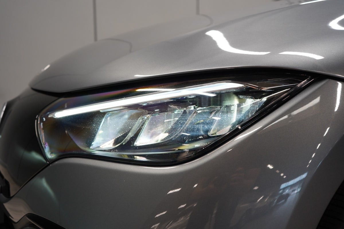 Grå Mercedes EQE350 fra 2024