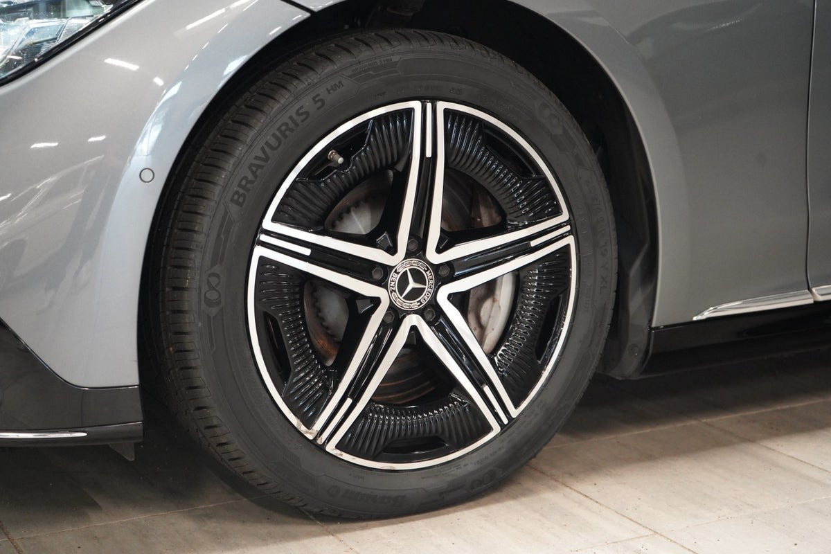 Grå Mercedes EQE350 fra 2024
