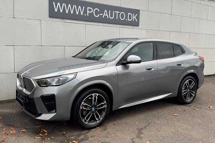 Grå BMW iX2 fra 2025