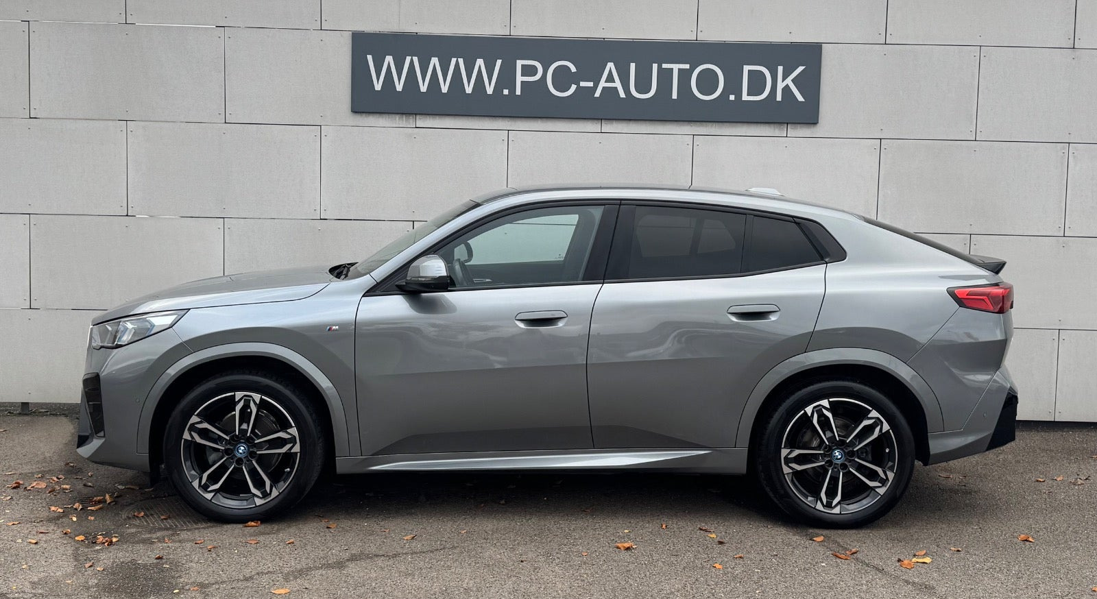 Grå BMW iX2 fra 2025