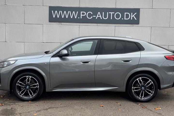Grå BMW iX2 fra 2025