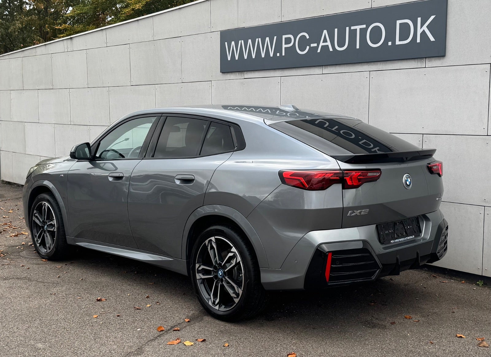 Grå BMW iX2 fra 2025