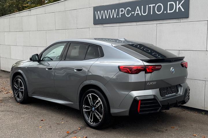 Grå BMW iX2 fra 2025