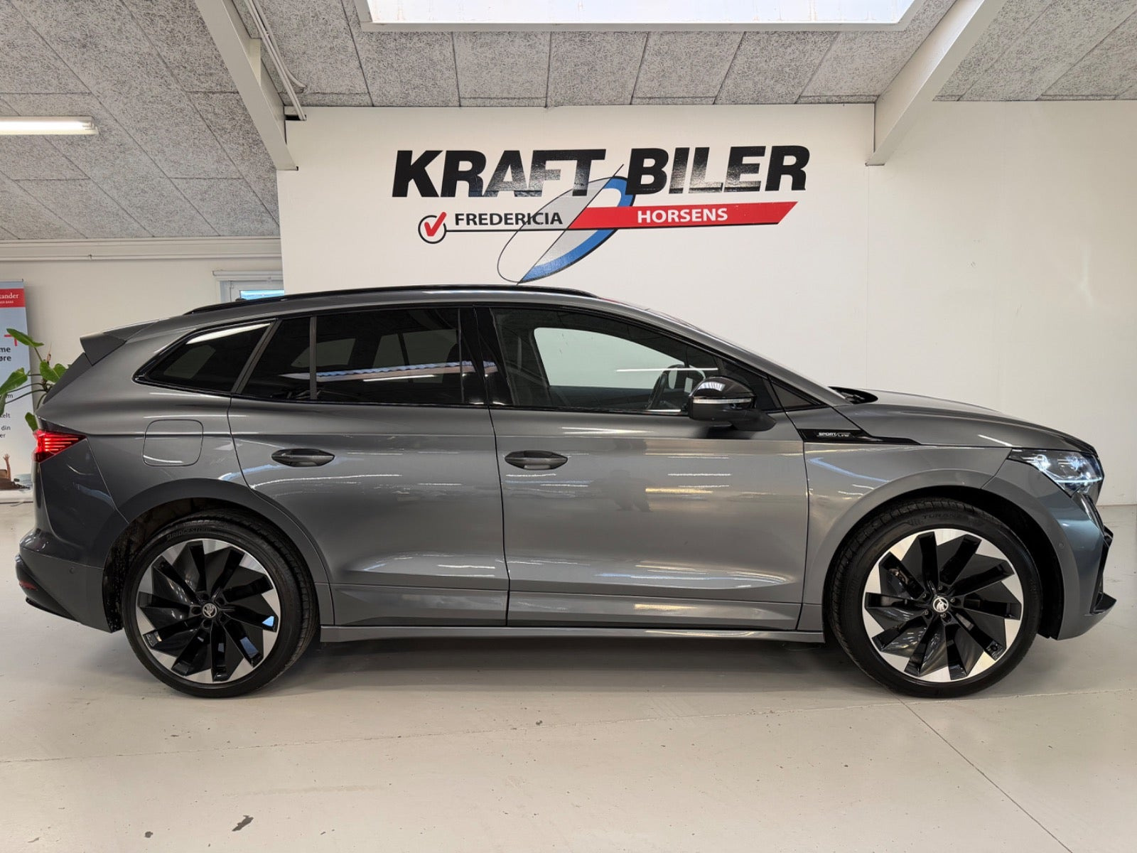 Grå Skoda Enyaq fra 2024