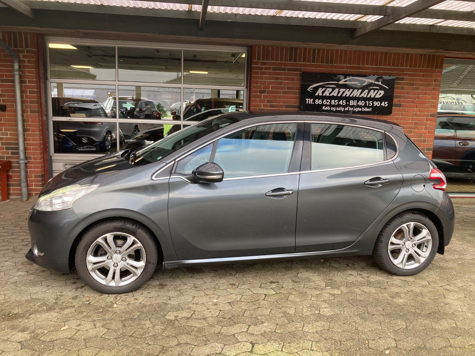 Grå Peugeot 208 fra 2012
